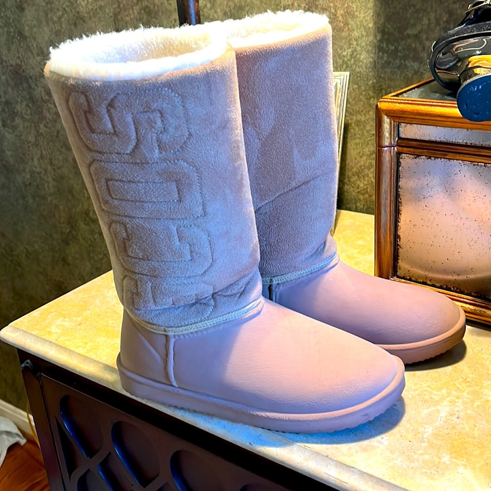 GCDS Boots size 39 Gcds logo shearling boots